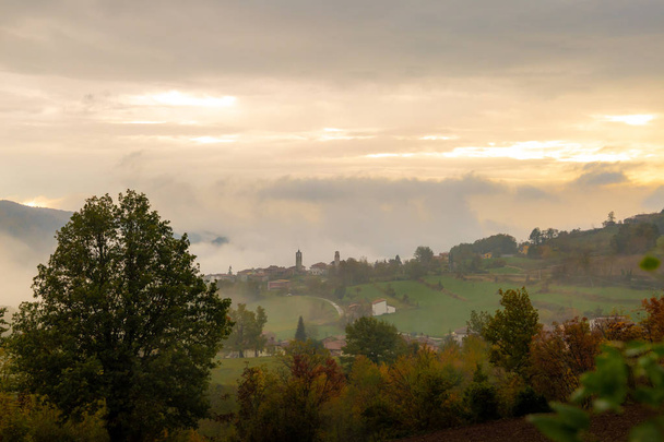 Photographies de vues du mont Penice à un paysage nuageux le matin
 - Photo, image