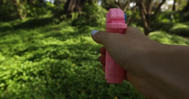 Main de culture avec pistolet jouet dans la campagne
 - Séquence, vidéo