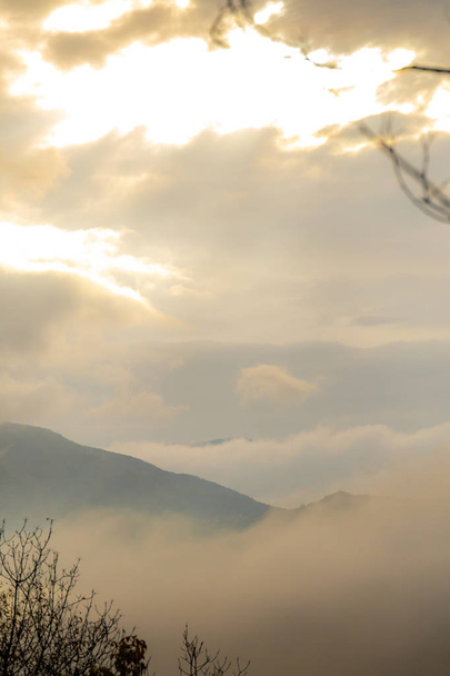 Fotografien von Ausblicken vom Mount Penice auf eine bewölkte Landschaft am Morgen - Foto, Bild