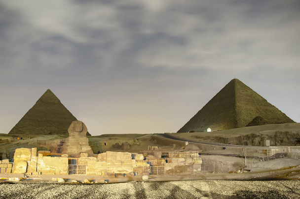 Giza-Pyramiden und Sphinx leuchten nachts  - Foto, Bild