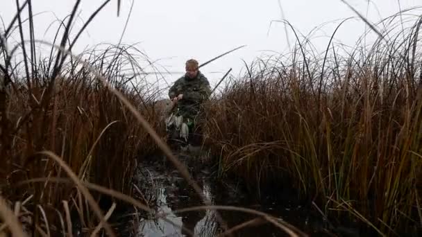 Hombre fuerte va a cazar patos
 - Metraje, vídeo