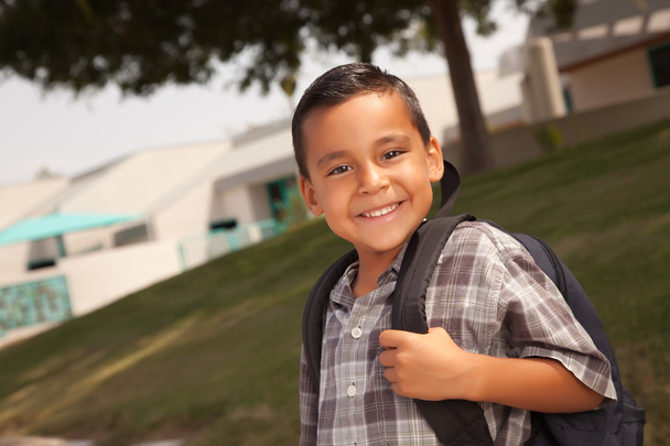 jonge Latino jongen op zijn weg naar school - Foto, afbeelding