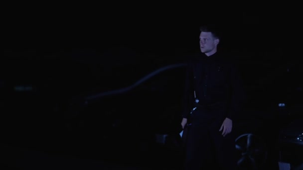 Полицейский делает заметки о жертве убийства и возвращается к патрульной машине
 - Кадры, видео