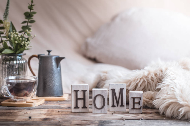 atmosfera em casa no interior com letras de madeira e itens de decoração de casa, conceito de conforto
 - Foto, Imagem