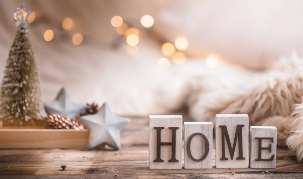 Skład przytulny świąteczną atmosferę we wnętrzu z elementów wystroju domu i litery z domu słowa, pojęcie komfortu i przytulności - Zdjęcie, obraz