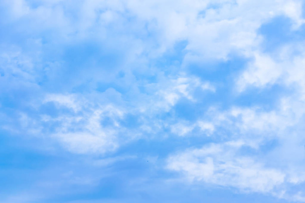 Білі хмари в літньому блакитному небі
. - Фото, зображення