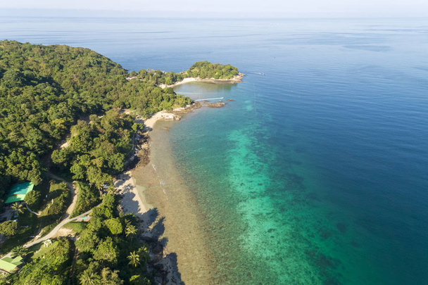 Mar tropical bonito na imagem da estação do verão pelo tiro aéreo do drone da vista, ângulo elevado
. - Foto, Imagem