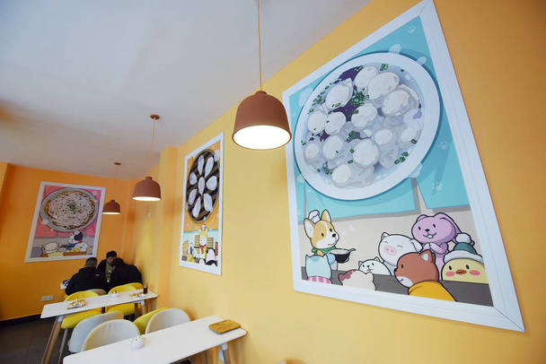 Interieur uitzicht op een van de Shaxian delicatessenrestaurant in schattige cartoon-stijl getransformeerd door Alibaba's e-commerce platform Taobao in Hangzhou stad, Oost-China's provincie Zhejiang, 14 januari 2018 - Foto, afbeelding