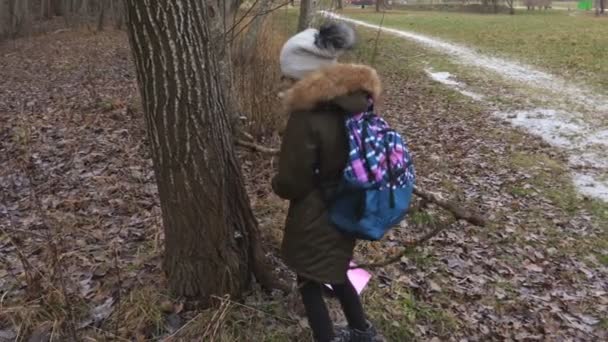 Malá holčička s batohem po škole dělat nesmysly - Záběry, video