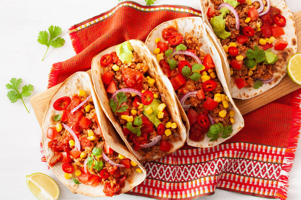 メキシコ産の牛肉、サルサ、ワカモレと野菜と豚肉のタコス - 写真・画像