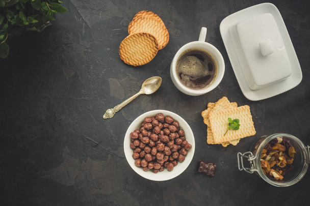 Snídaně - kukuřičné lupínky, káva, koláčky a další přísady. Pohled shora. kopie prostor - Fotografie, Obrázek