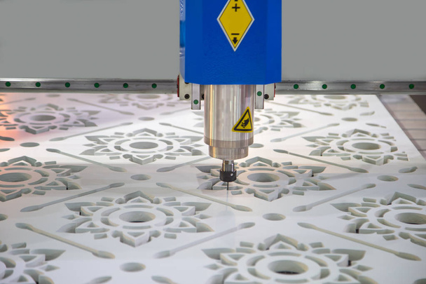Machine de découpe CNC modèle de coupe de fleur sur feuille de plastique
 - Photo, image