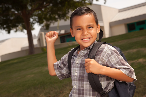 junger hispanischer Junge in der Schule, Rucksack - Foto, Bild