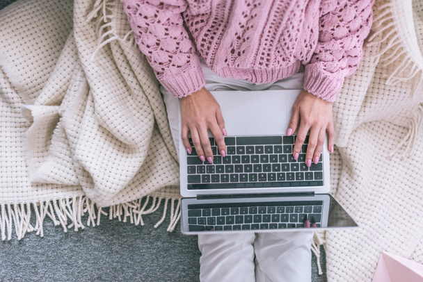 bovenaanzicht van vrouwelijke blogger typen op laptop thuis - Foto, afbeelding