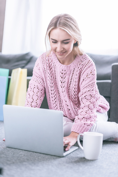 freelancer loira alegre digitando no laptop enquanto trabalhava em casa
 - Foto, Imagem
