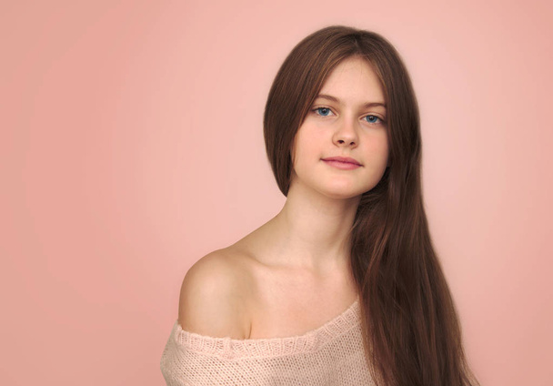 modré oči hnědé vlasy stydlivá dívka s tekoucí vlasy - Fotografie, Obrázek