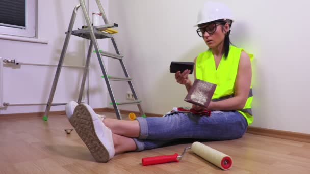 Builder kobieta narzędzia kontroli - Materiał filmowy, wideo