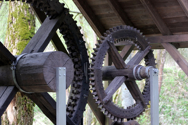 alte hölzerne Getriebe eine Wassermühle - Foto, Bild