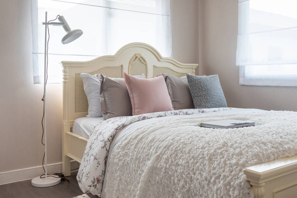 古典的な寝室のスタイル設定枕のベッドと白い色調、インテリア デザイン装飾の概念古典的なランプ - 写真・画像