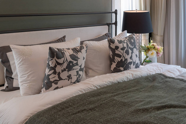 klassischer Stil Schlafzimmer mit Kissen auf klassischem Bett, Innendekoration Design-Konzept - Foto, Bild