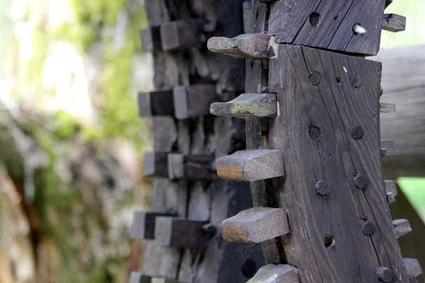 Vieux engrenages en bois un moulin à eau
 - Photo, image