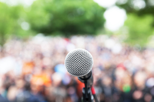 Mikrofon a középpontban ellen tiltakozó homályos vagy nyilvános bemutatása - Fotó, kép