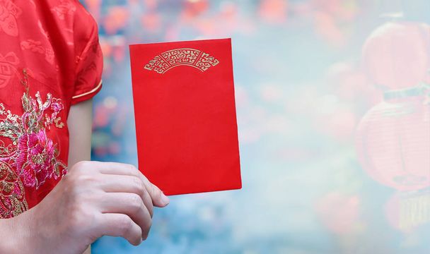 休日や特別な行事の時に赤い封筒中国の旧正月または hongbao(Mandarin) が与えられる - 写真・画像