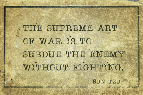 A arte suprema da guerra é subjugar o inimigo sem lutar - antigo estrategista chinês ond escritor Sun Tzu citação impressa no cartão vintage grunge
 - Foto, Imagem