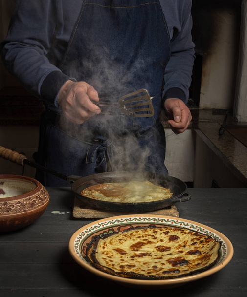 エプロンで男のフライド ポテトのパンケーキ - 写真・画像