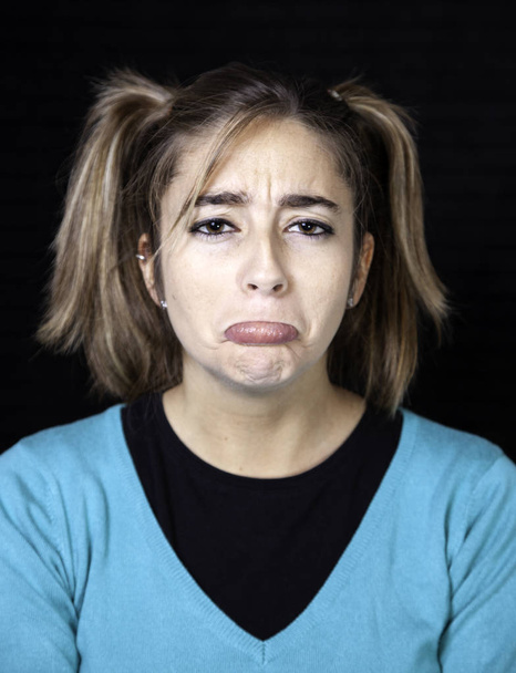 Mujer enojada y triste, personas y emociones, gesto
 - Foto, imagen