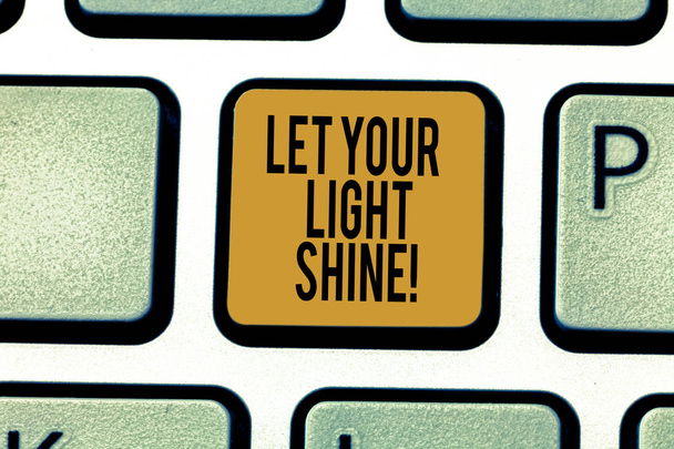 Escribir nota mostrando Let Your Light Shine. Exhibición de fotos de negocios Siempre ser brillante inspirador fabuloso positivo Teclado clave Intención de crear mensaje de computadora presionando el teclado idea
. - Foto, imagen