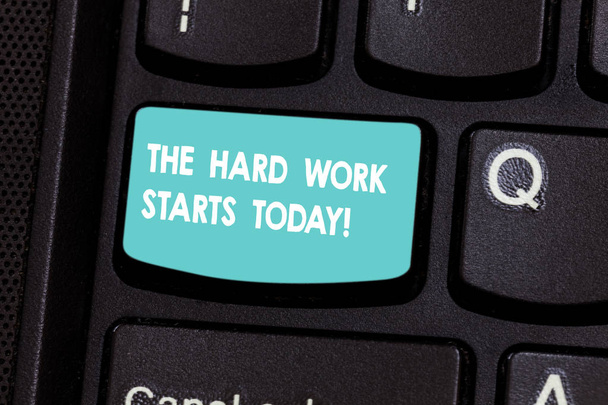 Schreiben Notiz zeigt die harte Arbeit beginnt heute. Business-Foto präsentiert beginnende Bemühungen, erfolgreich zu sein Tastatur-Taste Absicht, Computer-Nachricht Drücken der Tastatur Idee erstellen. - Foto, Bild