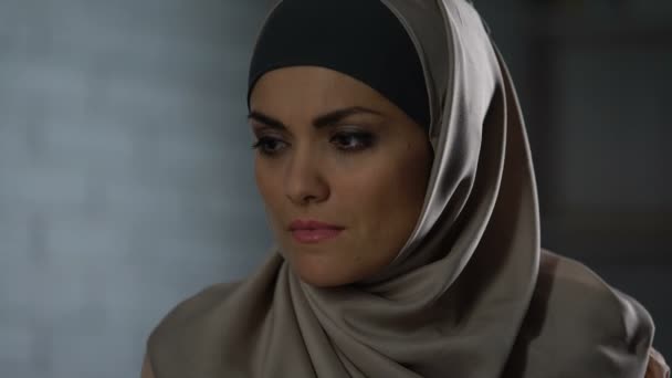 Mulher infeliz no hijab sentindo-se ferida, lágrimas nos olhos tristes, depressão, desesperança
 - Filmagem, Vídeo