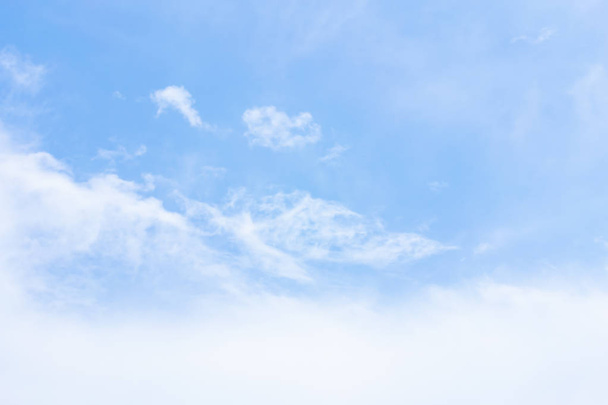 Ciel bleu avec nuages blancs pendant l'après-midi
. - Photo, image