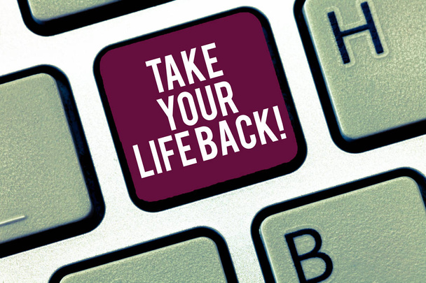 Kirjoitan lappua, jossa lukee Take Your Life Back. Business photo showcasing On tasapainoinen elämäntapa motivaatio pitää käynnissä Näppäimistö Aikomus luoda tietokoneen viestin näppäimistö idea
. - Valokuva, kuva