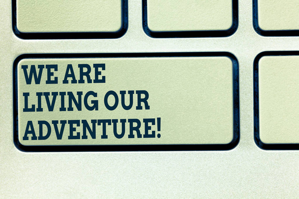 Handgeschreven tekst schrijven We zijn leven onze Adventure. Concept, wat betekent dat het verkennen van de wereld reizen leven ervaring toets op het toetsenbord te willen maken van computer bericht op idee van het toetsenbord te drukken. - Foto, afbeelding
