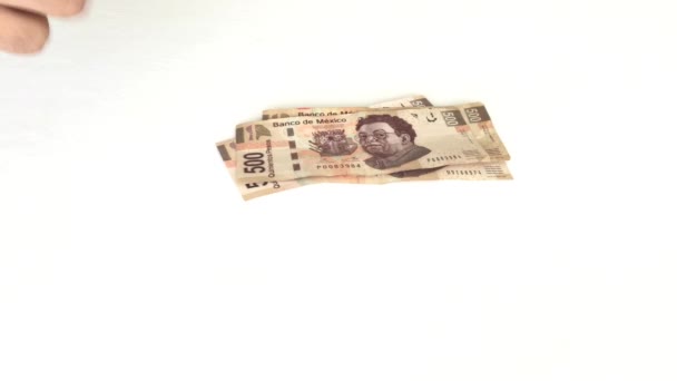 Mano poniendo dinero mexicano en la mesa
 - Metraje, vídeo