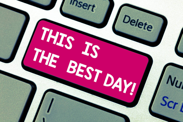 Tekst teken weergegeven: This Is The Best Day. Conceptuele foto motivatie inspiratie voor een goed moment genieten van toets op het toetsenbord te willen maken van computer bericht op idee van het toetsenbord te drukken. - Foto, afbeelding