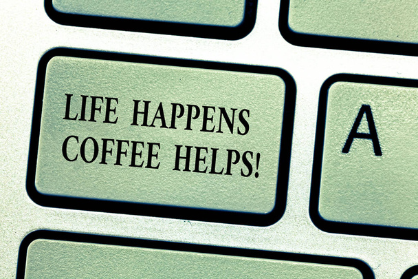Das Leben findet statt, Kaffee hilft. Konzept bedeutet, haben eine Tasse Heißgetränk zu ermuntern Tastatur-Taste Absicht, Computer-Nachricht zu erstellen, drücken Sie die Tastatur Idee. - Foto, Bild