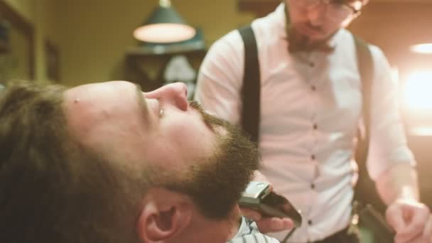 Barber makes the cut or styling of a beard - Filmati, video