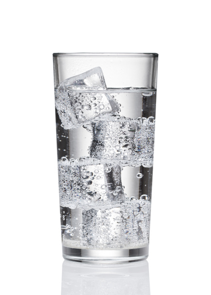 Το νερό σε ένα ποτήρι σε ένα λευκό φόντο. Κρύο νερό με πάγο. - Φωτογραφία, εικόνα