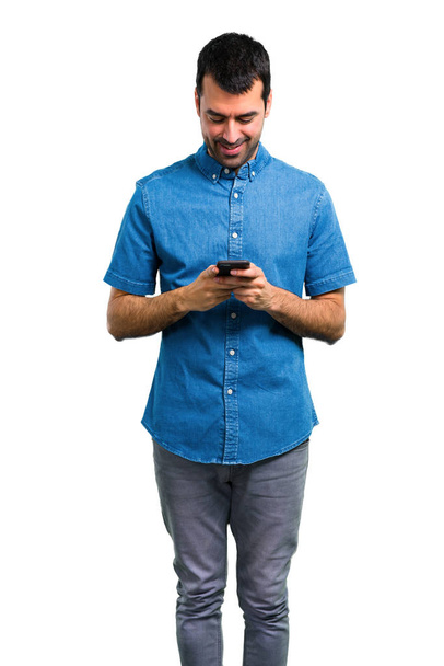 Homem bonito com camisa azul falando com celular
 - Foto, Imagem