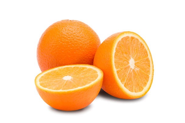 Pulpa de naranja sobre fondo blanco. Naranja sobre fondo blanco
 - Foto, imagen