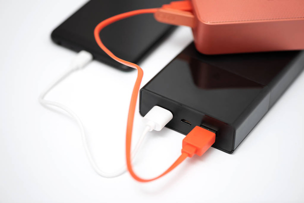 Powerbank verbindet Bluetooth-Lautsprecher und Smartphone - Foto, Bild
