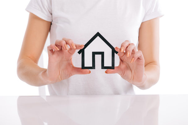 Teilansicht der Frau, die das Hausmodell in den Händen hält, isoliert auf weißem Hypothekenkonzept - Foto, Bild