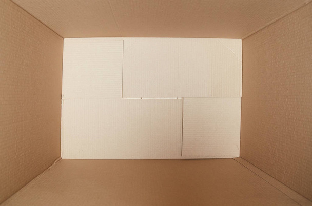 cajas móviles. caja de cartón. pila de cajas
 - Foto, Imagen