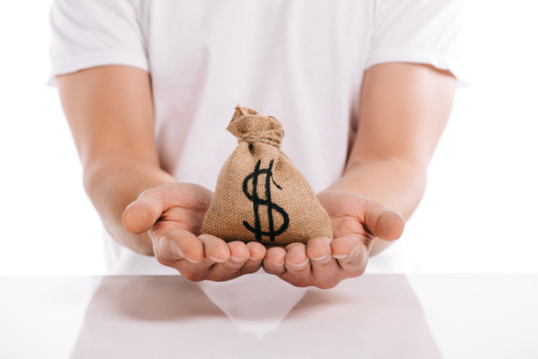 обрезанный вид человека, держащего мешок с деньгами изолированный на белом, ипотечная концепция
 - Фото, изображение