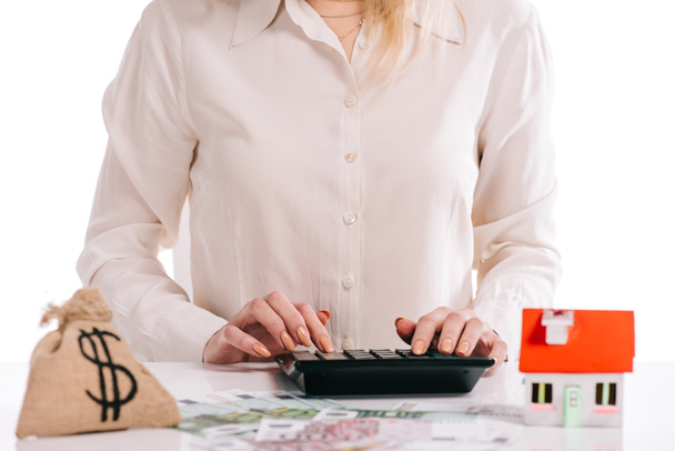 vista recortada de la mujer de negocios utilizando calculadora aislada en blanco, concepto de hipoteca
 - Foto, Imagen