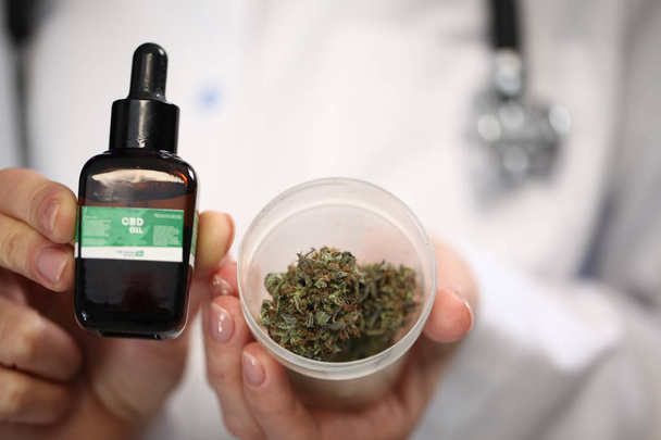 medizinisches Marihuana in der Hand eines Arztes. Alternative Medizin für Cannabis - Foto, Bild