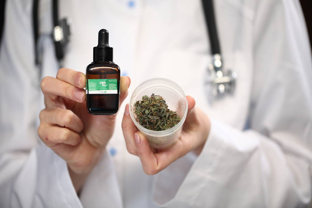 medizinisches Marihuana in der Hand eines Arztes. Alternative Medizin für Cannabis - Foto, Bild